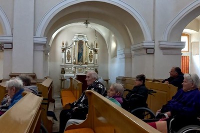 Bohoslužba v místním kostele
