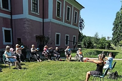 Červenec - cvičení v parku