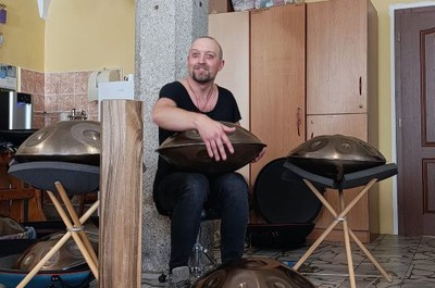 Květen - hudba, handpan a Babety