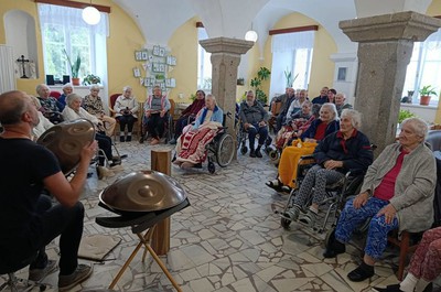 Květen - hudba, handpan a Babety